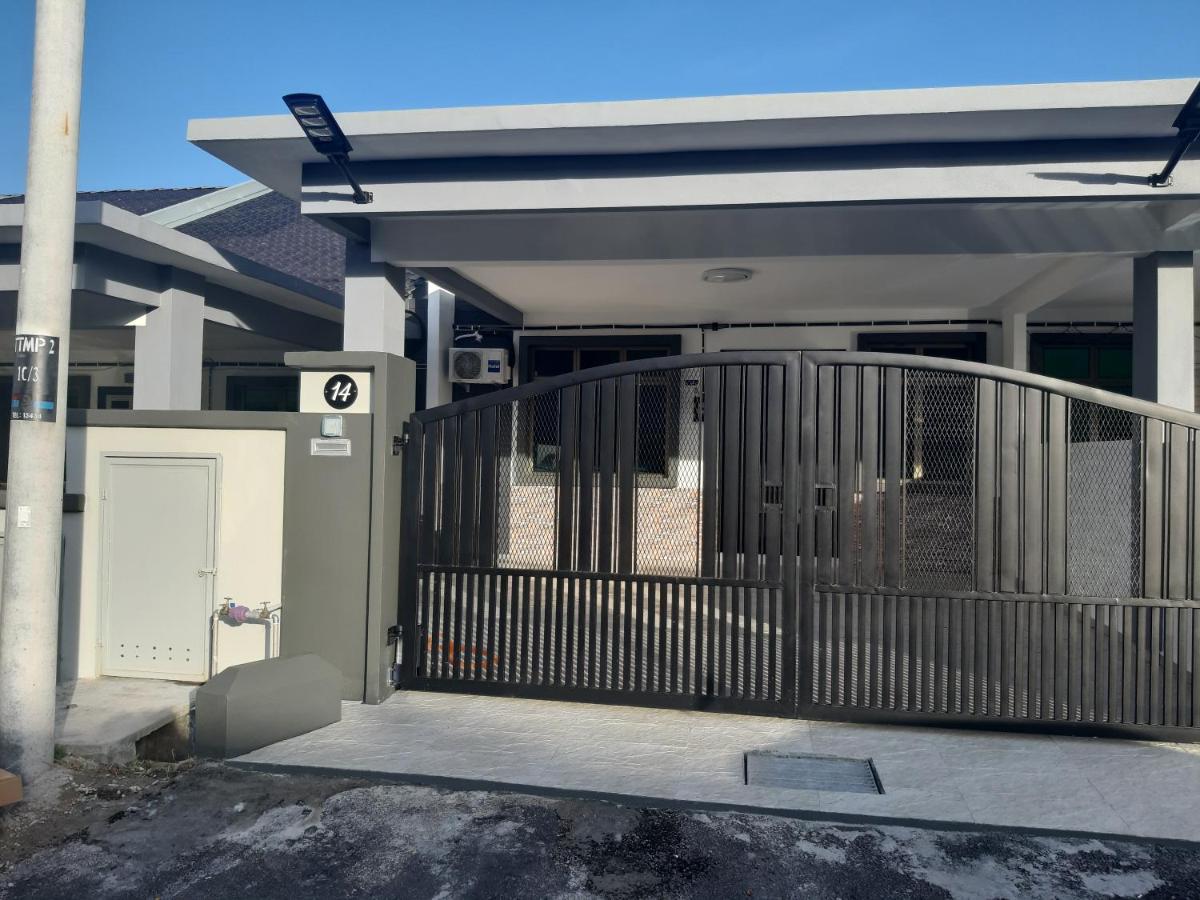 Rumah Armand Melaka 4Br Fully Aircond المظهر الخارجي الصورة